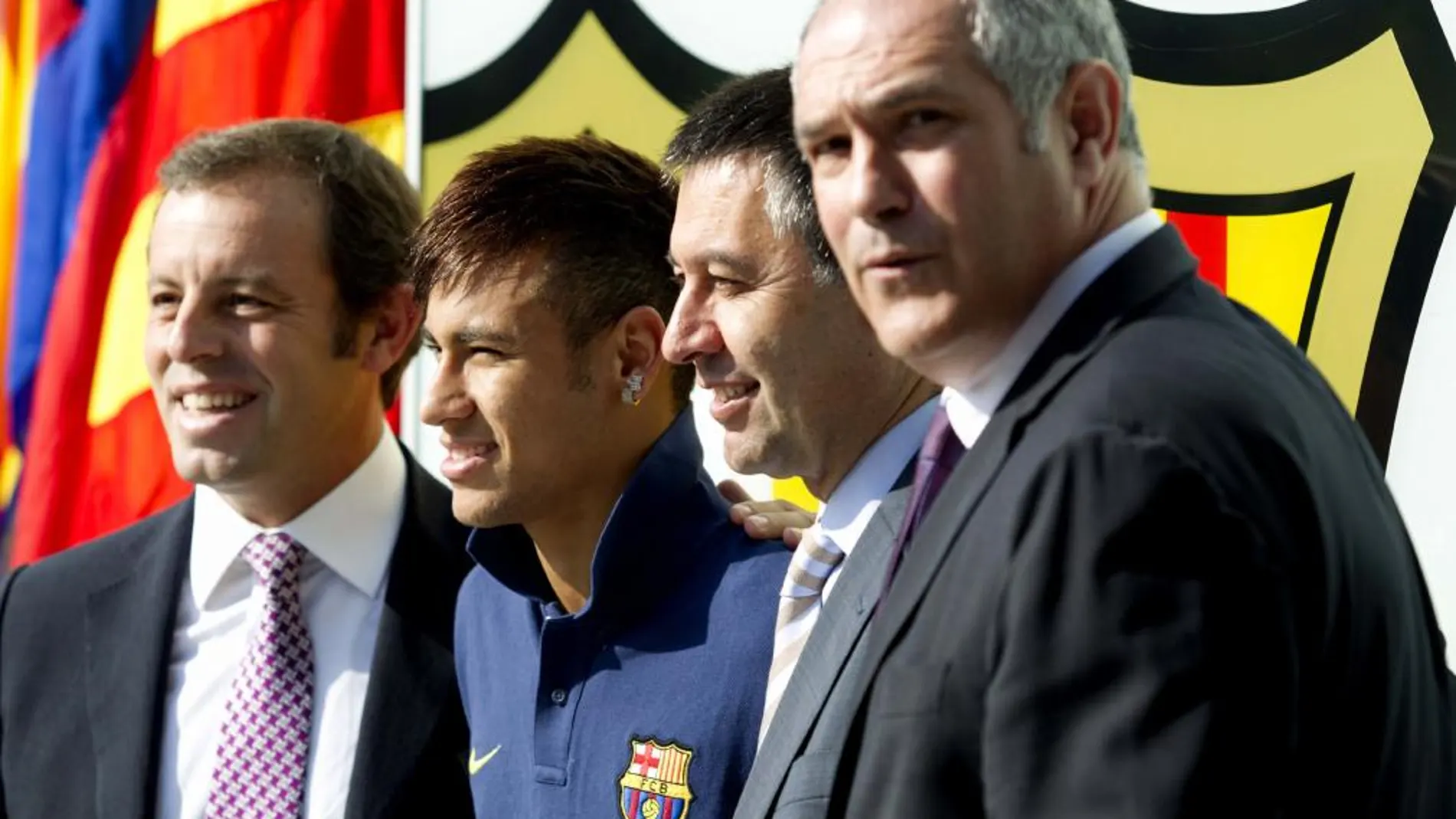 Neymar, durante su presentación con el Barcelona, acompañado de Rosell, Bartomeu y Zubizarreta.
