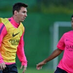 Messi y Rafinha, durante un entrenamiento, no pudieron ejercitarse hoy