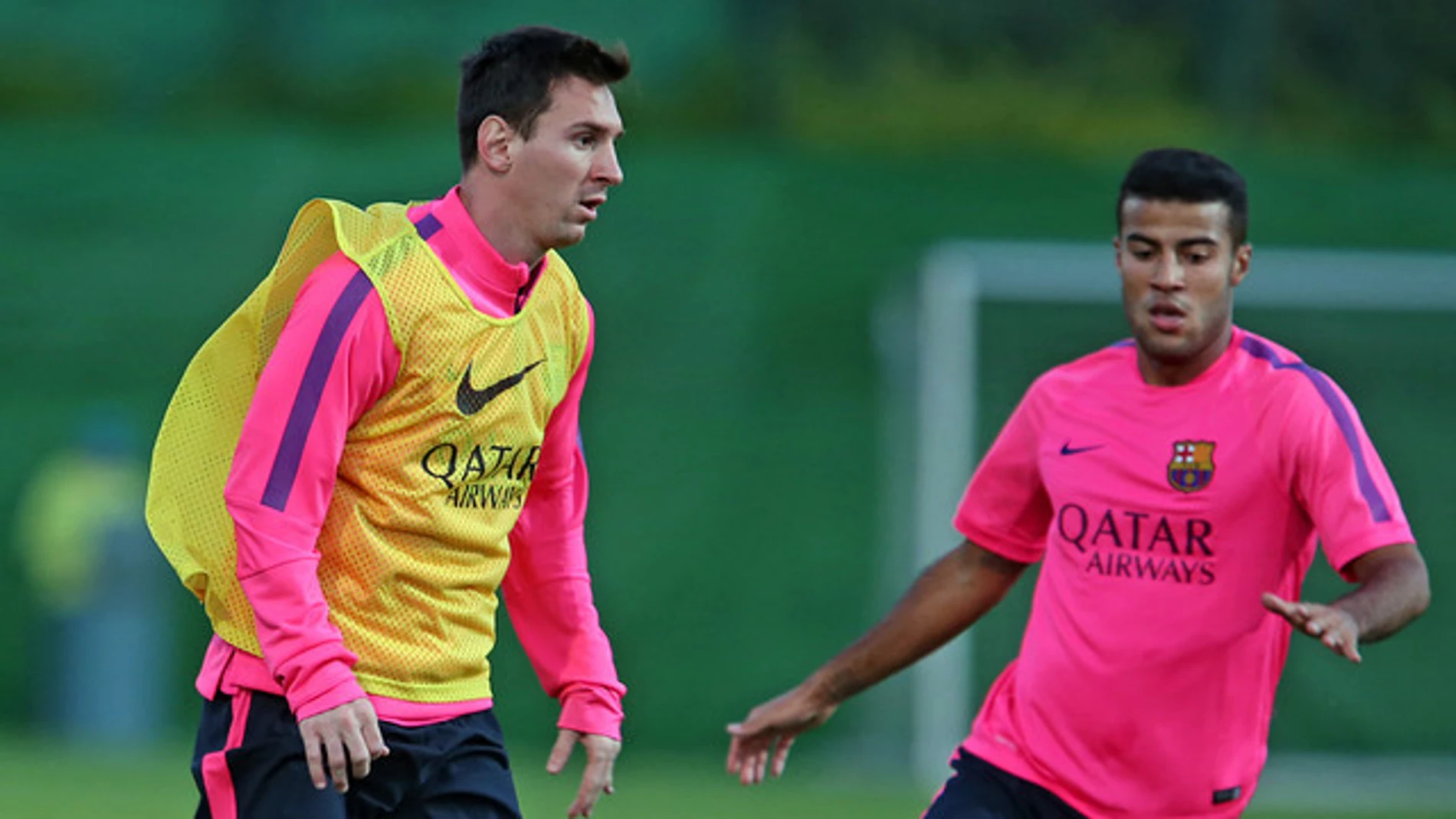 Messi y Rafinha, durante un entrenamiento, no pudieron ejercitarse hoy