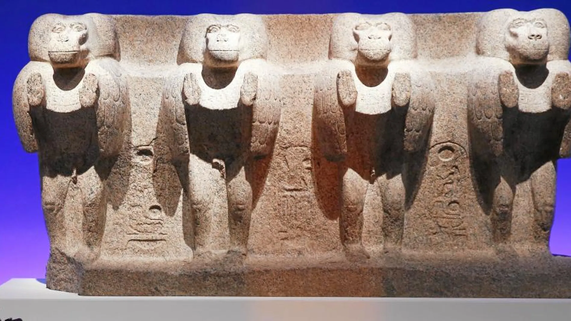 Es la base del obelisco de Luxor. Francia exhibía esta obra en la plaza de la Concordia, pero en 1836 la tuvieron que retirar y recluir a las salas del Louvre debido a la polémica que desató. La pudibunda sociedad de esa época no estaba preparada para ver unos babuinos tan bien dotados