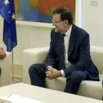 El presidente del Gobierno, Mariano Rajoy, acompañado del ministro de Asuntos Exteriores, José Manuel García-Margallo, conversa con el ministro de Asuntos Exteriores de Egipto, Sameh Shoukry