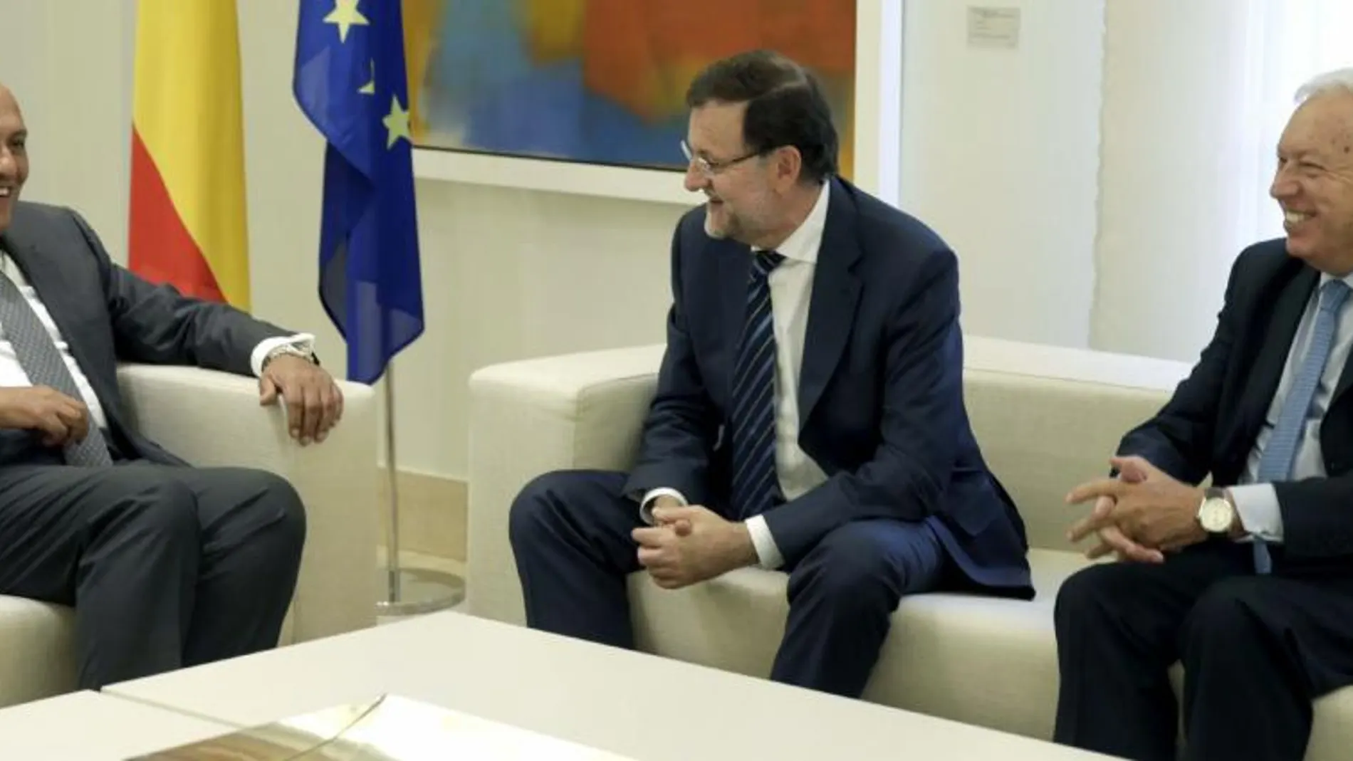 El presidente del Gobierno, Mariano Rajoy, acompañado del ministro de Asuntos Exteriores, José Manuel García-Margallo, conversa con el ministro de Asuntos Exteriores de Egipto, Sameh Shoukry