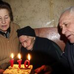 Nicolasa y José soplan las velas del 110 cumpleaños de su madre, Gregoria Benito, conocida como "La Tía Gora",
