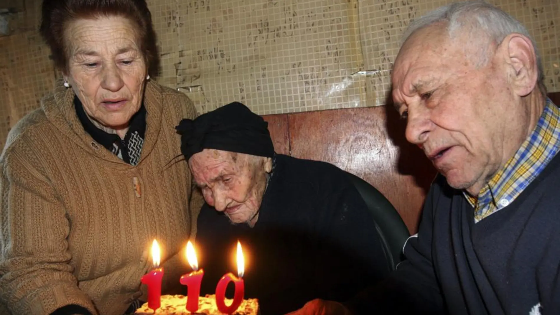 Nicolasa y José soplan las velas del 110 cumpleaños de su madre, Gregoria Benito, conocida como "La Tía Gora",