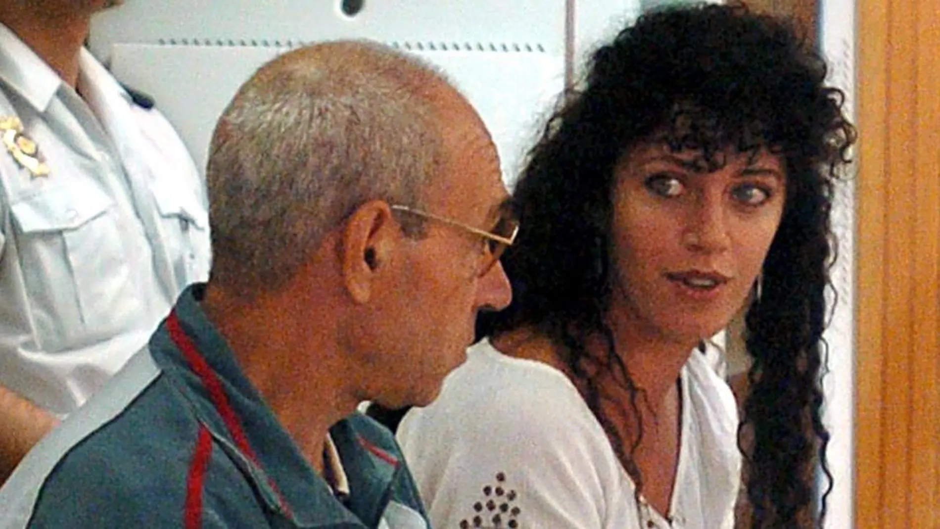Imagen de archivo, tomada en Madrid el 19 de julio de 2004, de los etarras Idoia López Riaño, alias "Tigresa", y Santiago Arrospide Sarasola, "Santi Potros"