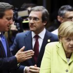 David Cameron conversa con el griego Antonis Samaras y la alemana Angela Merkel en una reciente Cumbre del Consejo Europeo