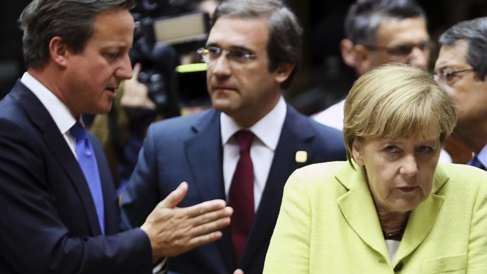 David Cameron conversa con el griego Antonis Samaras y la alemana Angela Merkel en una reciente Cumbre del Consejo Europeo