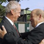 El ministro de Defensa de Francia, Jean-Yves Le Drian (D), saluda al Ministro de Defensa de España, Pedro Morenés (I), en el destacamento del Ejército del Aire "Marfil"en Dakar, en apoyo de la operación francesa en Mali contra el yihadismo.