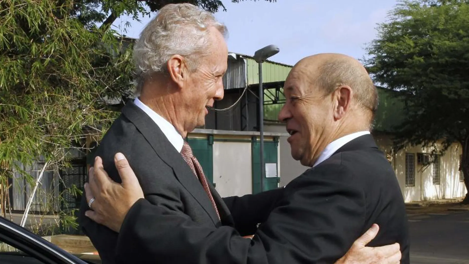 El ministro de Defensa de Francia, Jean-Yves Le Drian (D), saluda al Ministro de Defensa de España, Pedro Morenés (I), en el destacamento del Ejército del Aire "Marfil"en Dakar, en apoyo de la operación francesa en Mali contra el yihadismo.