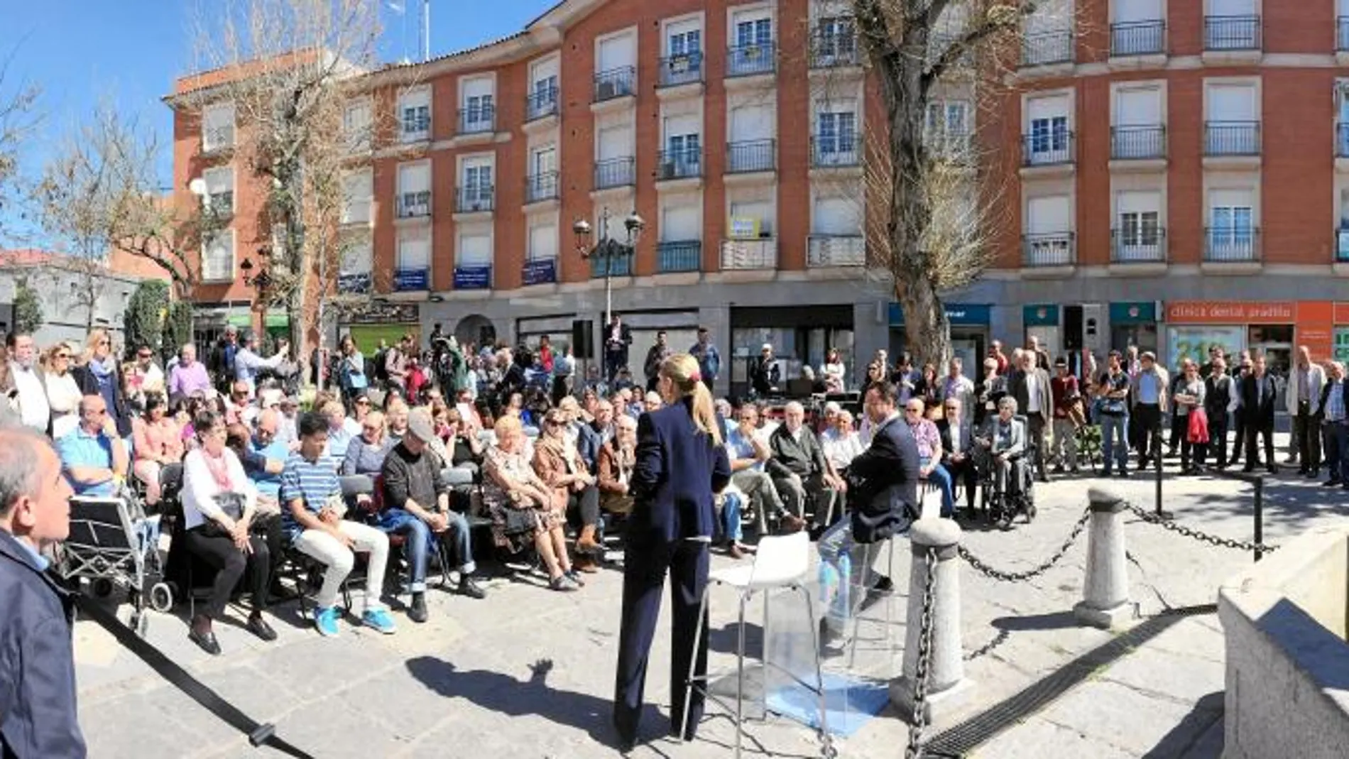 EL RINCÓN DEL 15-M. En 2011 las asambleas del 15-M decidieron extender su influencia más allá de la Puerta del Sol «tomando» las plazas de otros municipios. En Móstoles el lugar elegido fue la plaza Pradillo, donde ayer estuvo Cristina Cifuentes