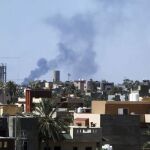 Una columna de humo, provocada por explosiones cerca del Aeropuerto Internacional de Trípoli.