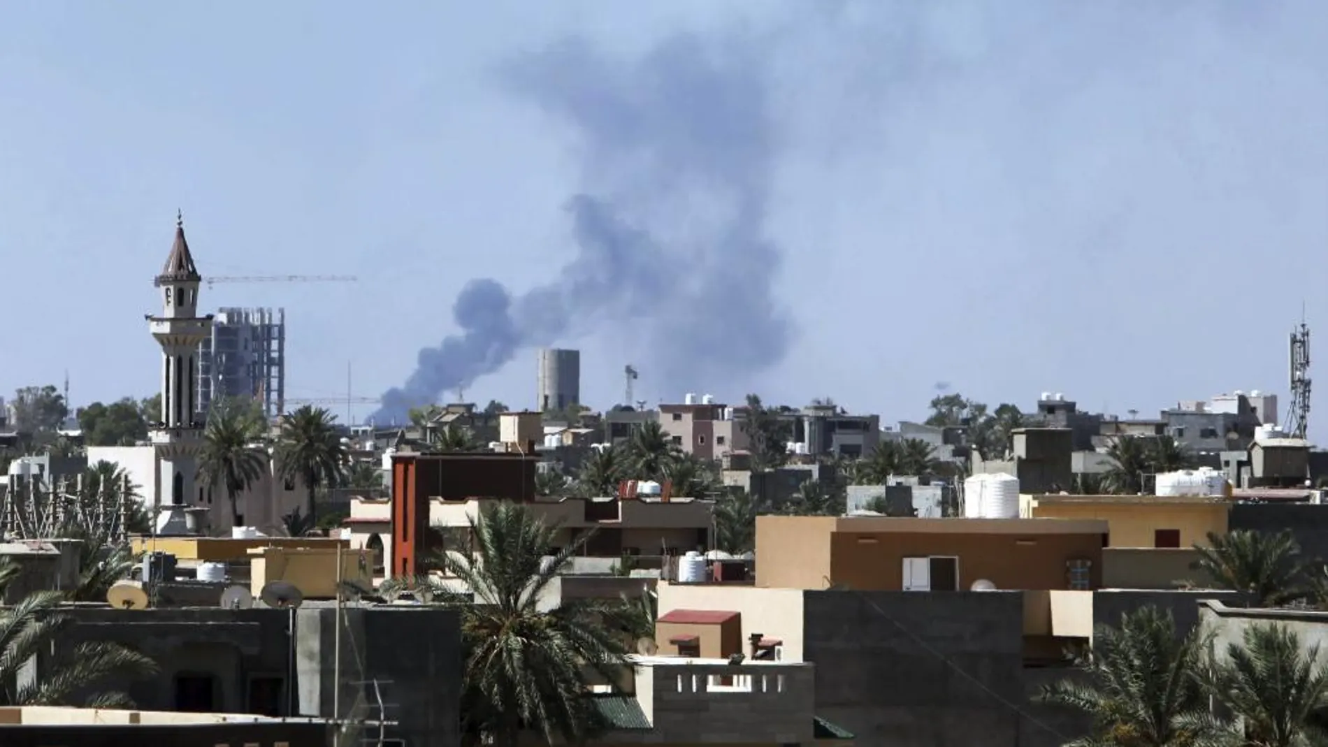 Una columna de humo, provocada por explosiones cerca del Aeropuerto Internacional de Trípoli.