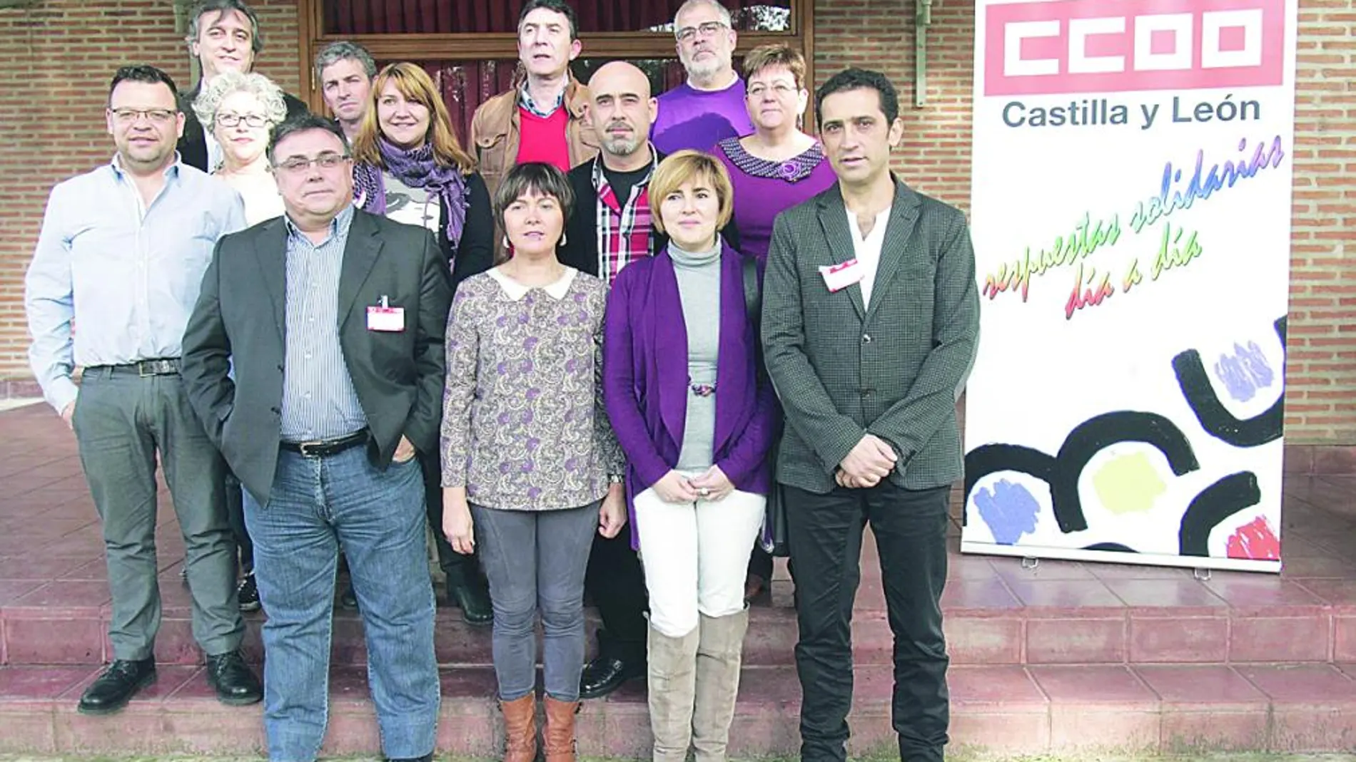 Ángel Hernández -con jersey rojo- posa junto a la nueva Ejecutiva de CC OO, resultante del Congreso