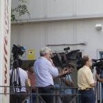 Periodistas en la puerta de sede de Swiftair, en Madrid.