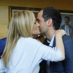 Cristina Cifuentes saluda a Ignacio Aguado antes de su reunión