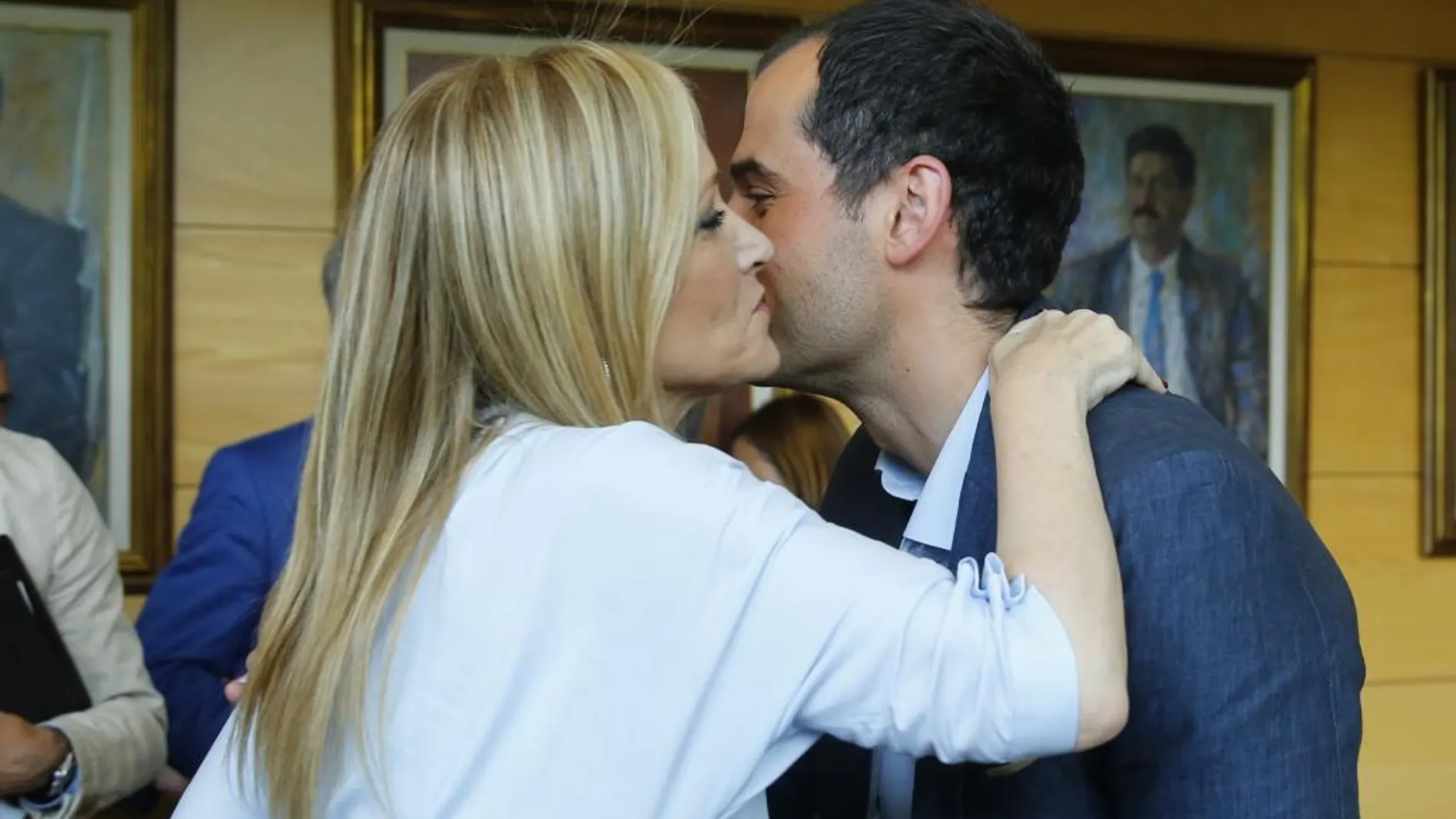 Cristina Cifuentes saluda a Ignacio Aguado antes de su reunión