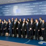 Fotografía de familia de los asistentes a la primera cumbre del año de los Jefes de Estado y de Gobierno de la Unión Europea.