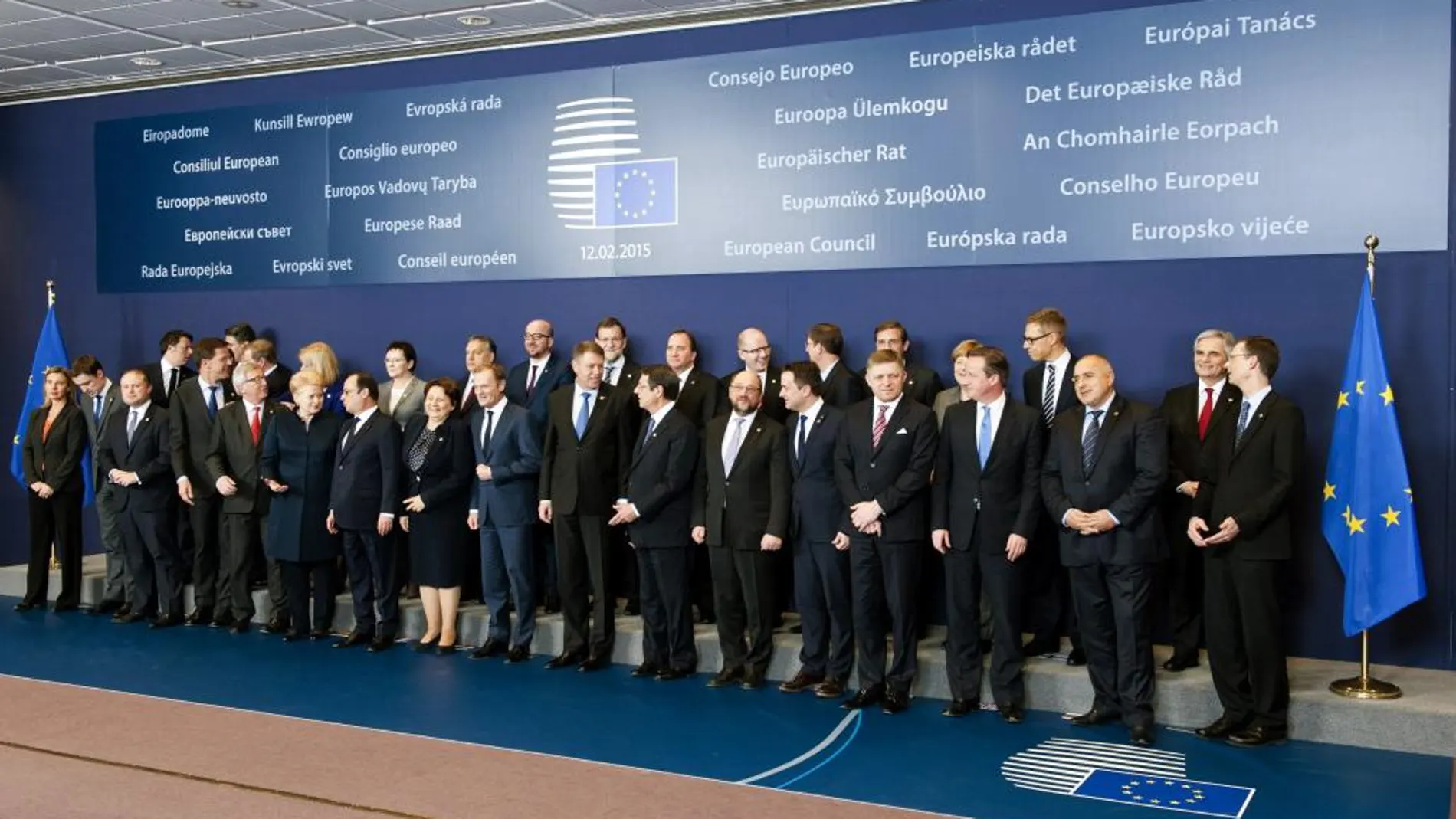 Fotografía de familia de los asistentes a la primera cumbre del año de los Jefes de Estado y de Gobierno de la Unión Europea.