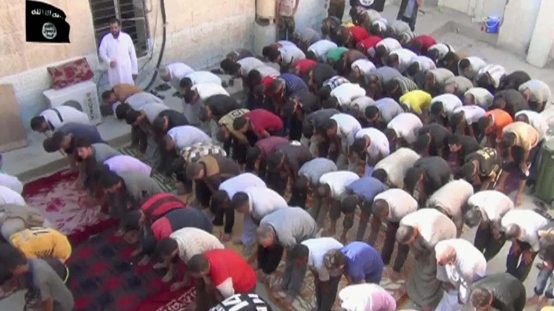 Imagen del vídeo en el que, según el Estado Islámico, ciento de yazadíes se convierten al Islam