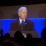 La imagen de Biden en una pantalla durante una conferencia