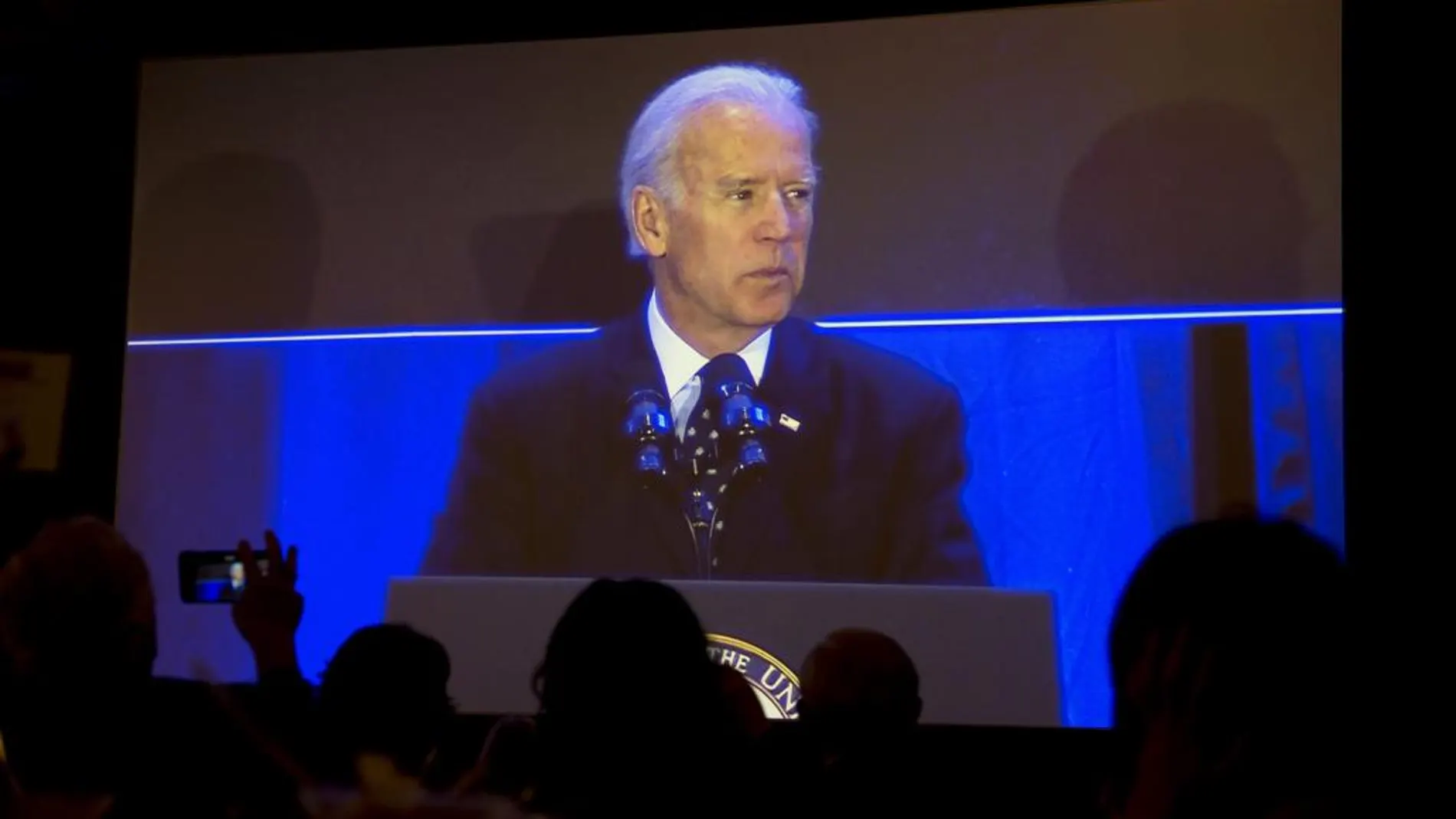 La imagen de Biden en una pantalla durante una conferencia