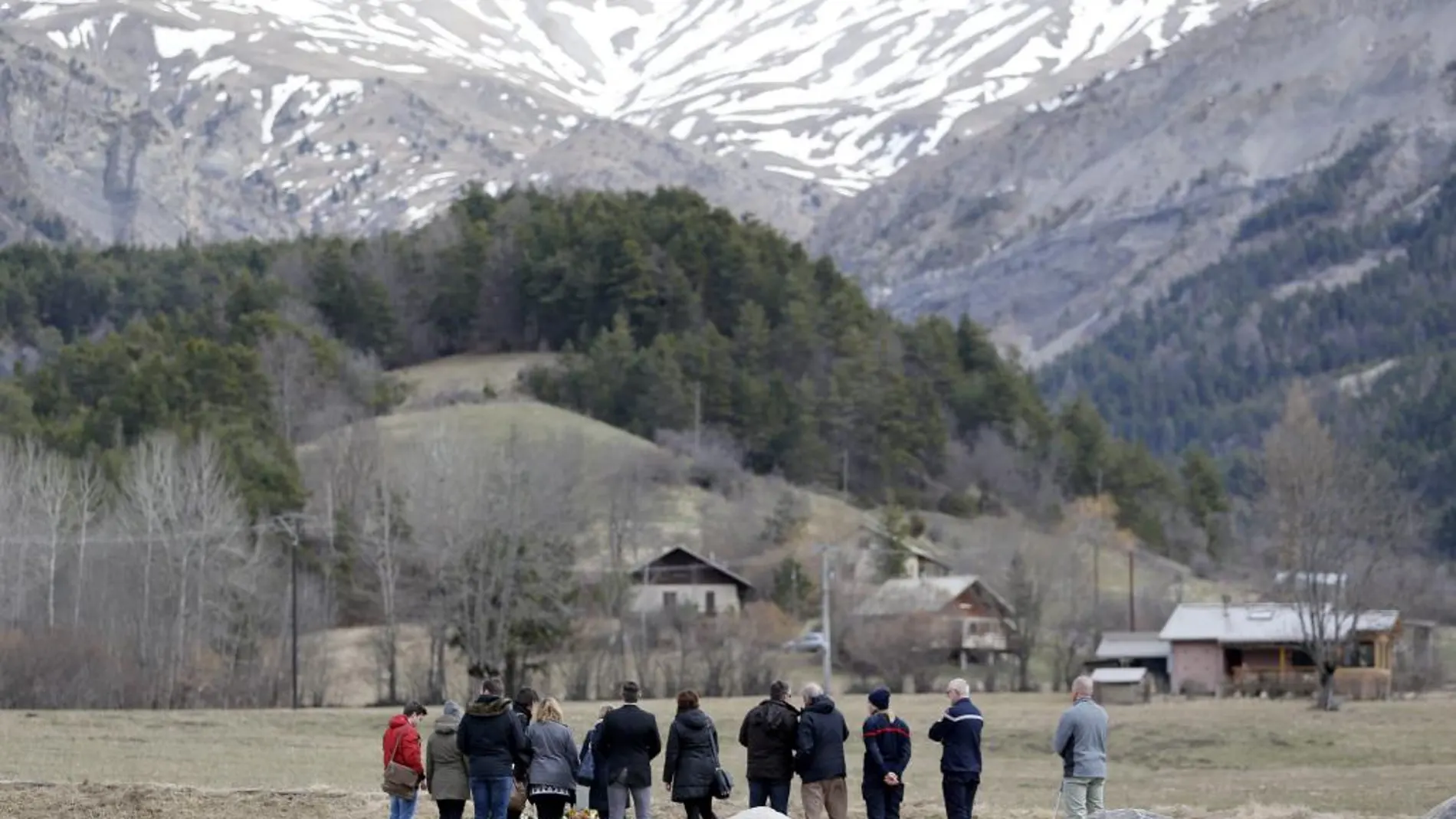 La familia del piloto del avión, Patrick Sonderheimer, en el memorial levantado en honor a las víctimas