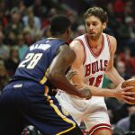 Pau Gasol (d) de Bulls ante Ian Mahinmi (i) de Pacers