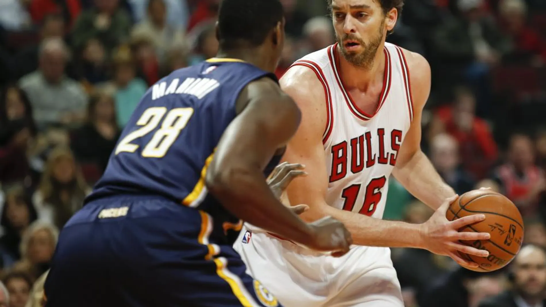 Pau Gasol (d) de Bulls ante Ian Mahinmi (i) de Pacers
