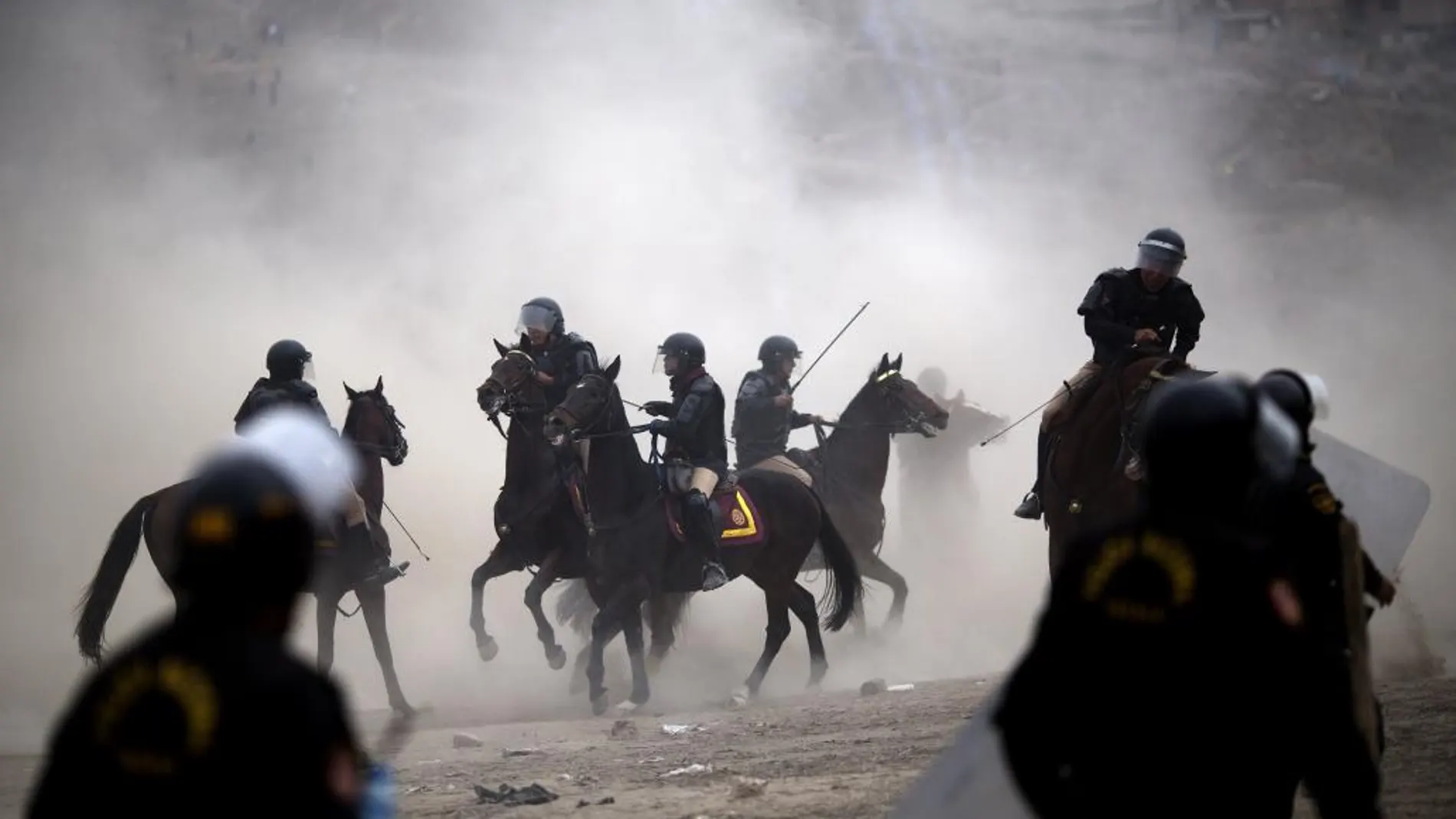 Policía a caballo carga contra los okupas