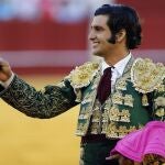 Morante de la Puebla saluda tras cortar una oreja al quinto de la tarde ayer en Málaga