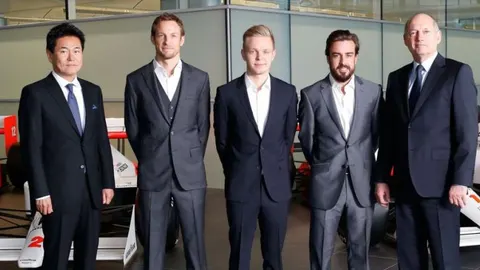 Fernando Alonso y Jenson Button serán los pilotos de McLaren para 2015. Kevin Magnussen seguirá como piloto de pruebas y de reserva.