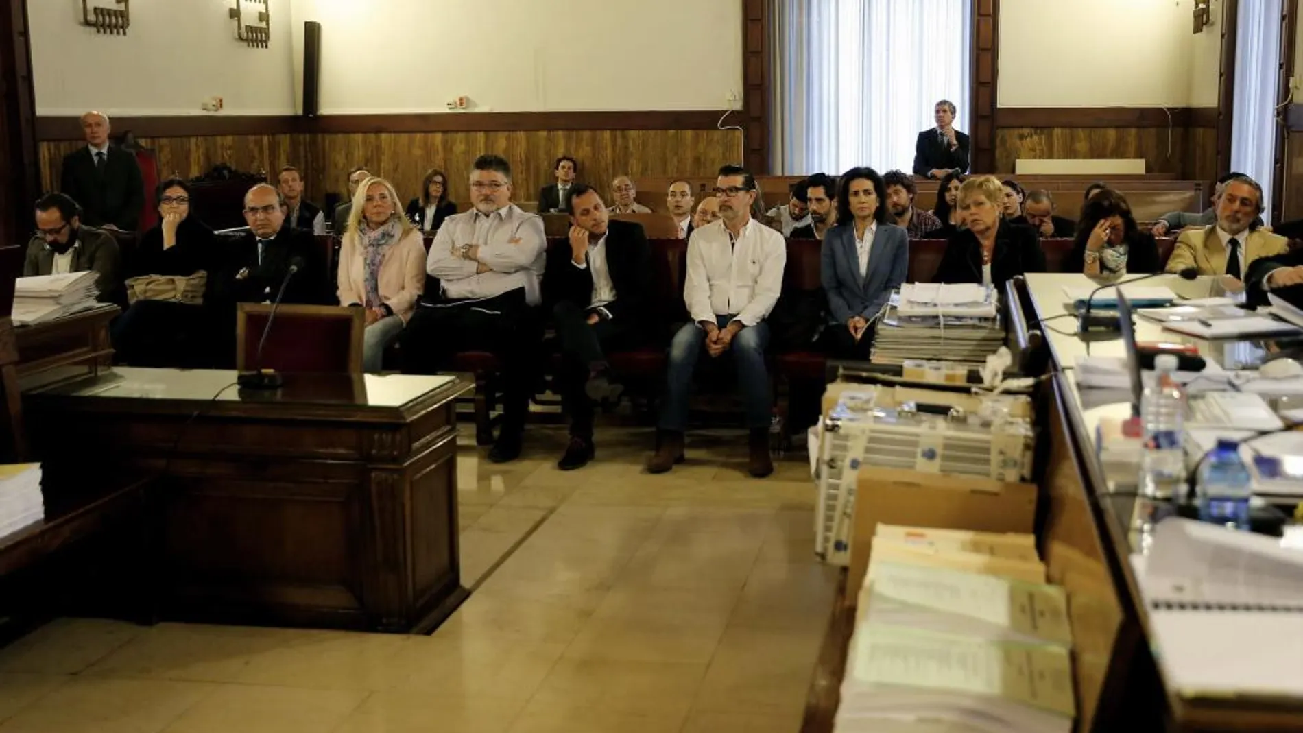 Álvaro Pérez, Ana Grau, Juan Bover, Isabel Jordán, Jorge Guarro, Isaac Vidal, Rafael Betoret, Ángelica Such, Mónica Magariños y Francisco Correa, en el banquillo de los acusados