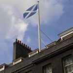 La bandera escocesa ondea sobre el 10 de Downing Street