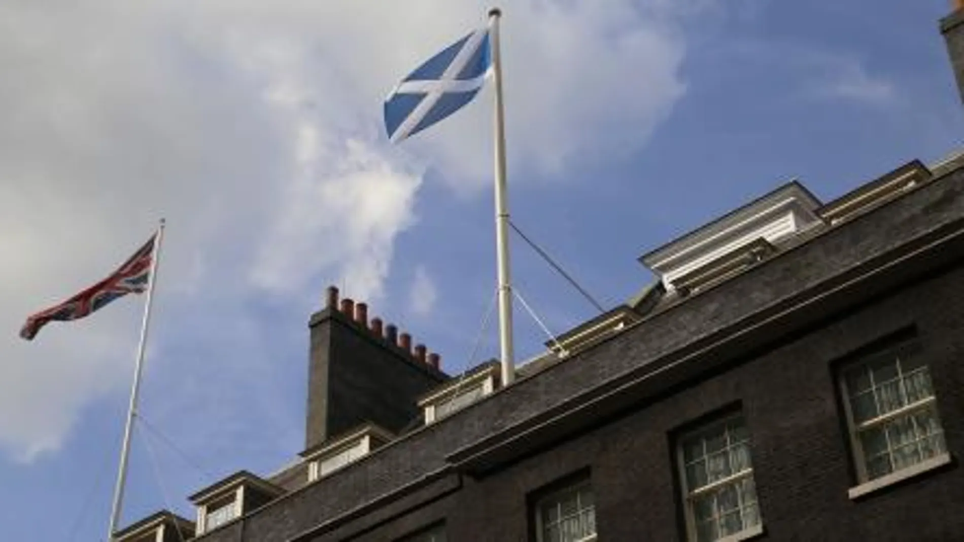 La bandera escocesa ondea sobre el 10 de Downing Street