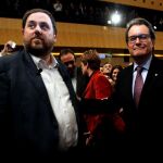 El líder de ERC, Oriol Junqueras, saluda al presidente de la Generalitat, Artur Mas, en un acto ayer en Barcelona.