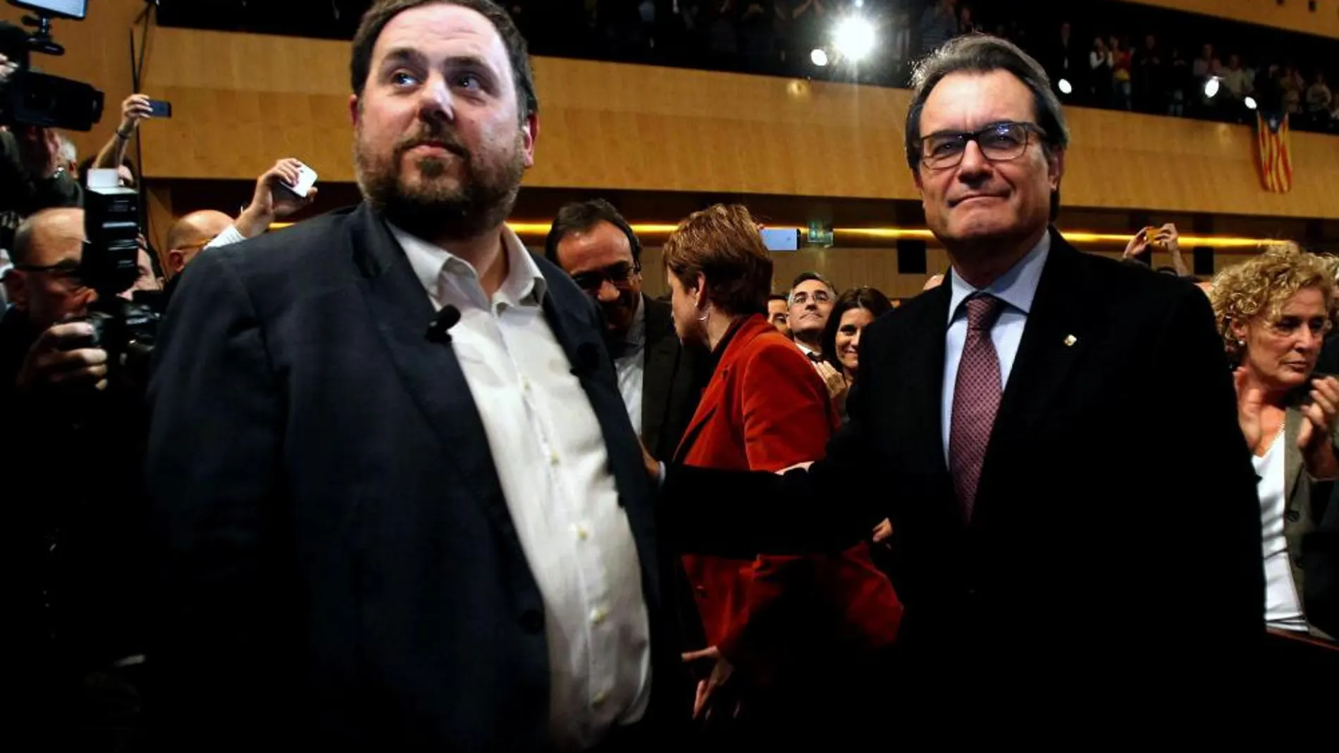 El líder de ERC, Oriol Junqueras, saluda al presidente de la Generalitat, Artur Mas, en un acto ayer en Barcelona.
