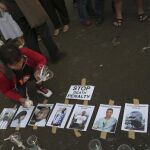 Activistas proderechos humanos ponen velas junto a las imágenes de los presos en Jakarta