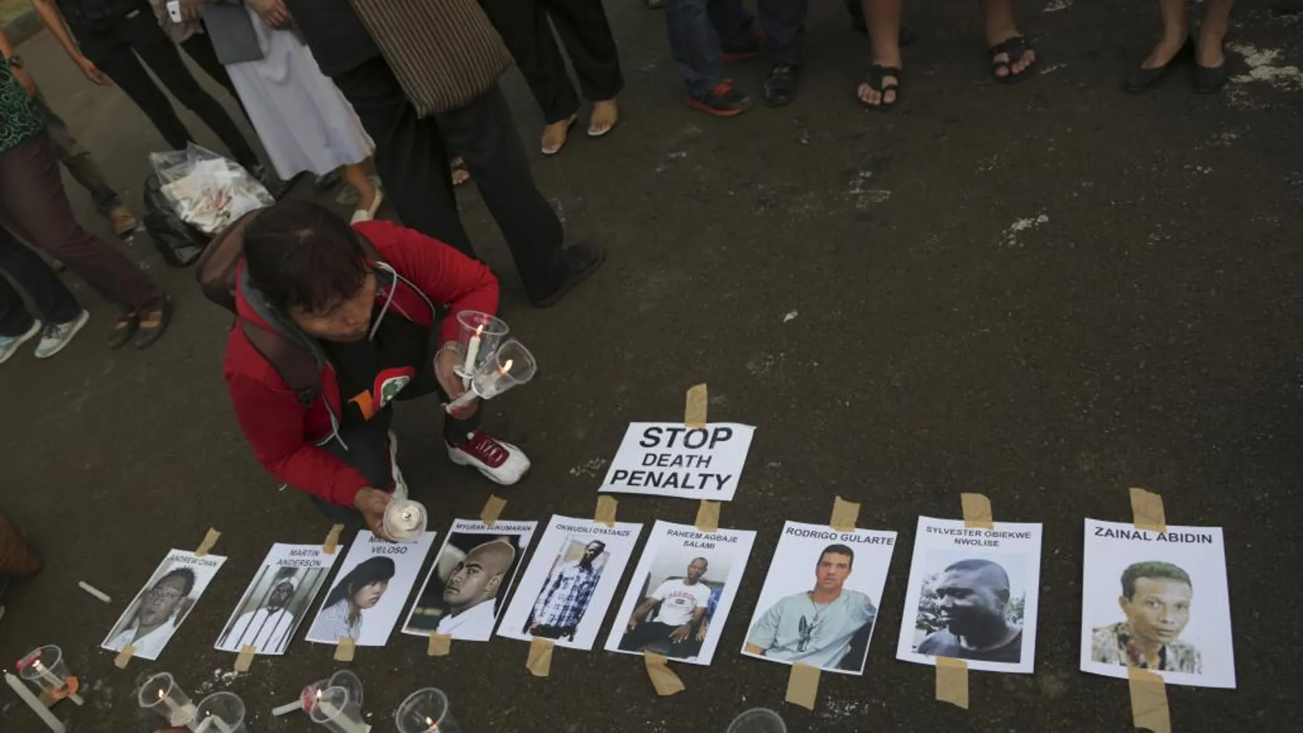 Activistas proderechos humanos ponen velas junto a las imágenes de los presos en Jakarta