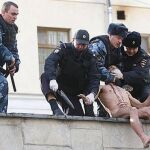 El hombre que clavó sus testículos en la Plaza Roja se corta una oreja en público