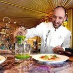 Bartolomé sirve un carpaccio de rape para armonizar con un zumo de hierba de trigo verde