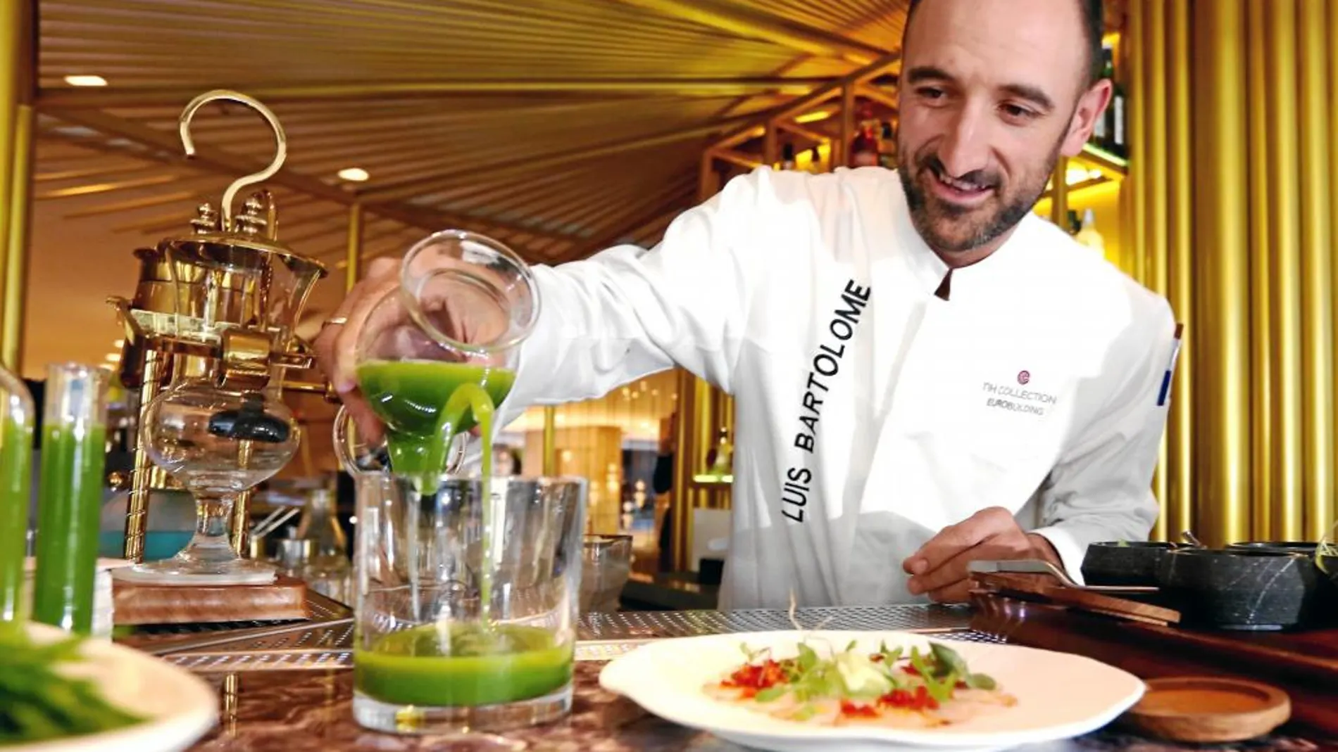 Bartolomé sirve un carpaccio de rape para armonizar con un zumo de hierba de trigo verde