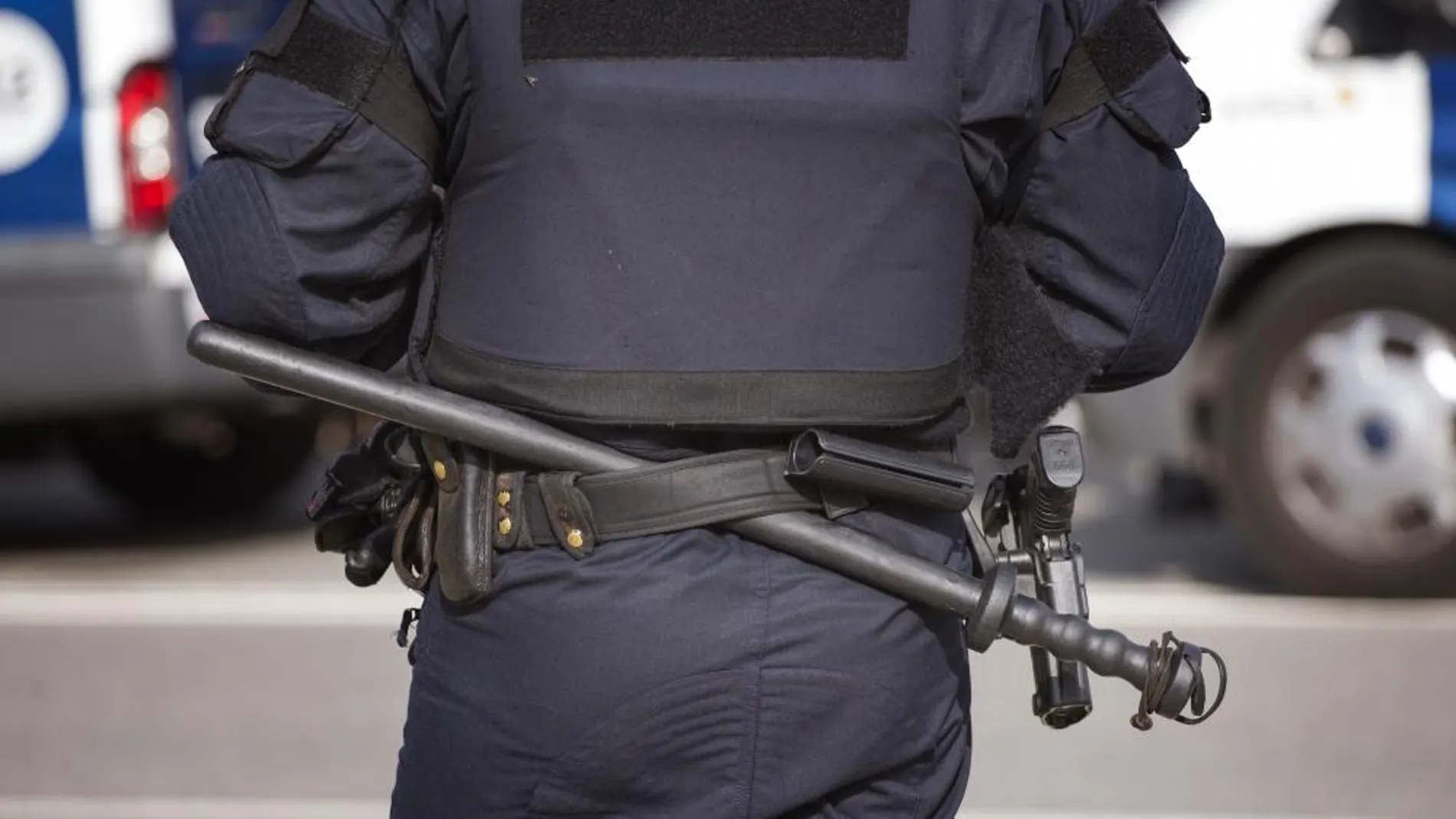 Un agente de policía con un chaleco antibalas