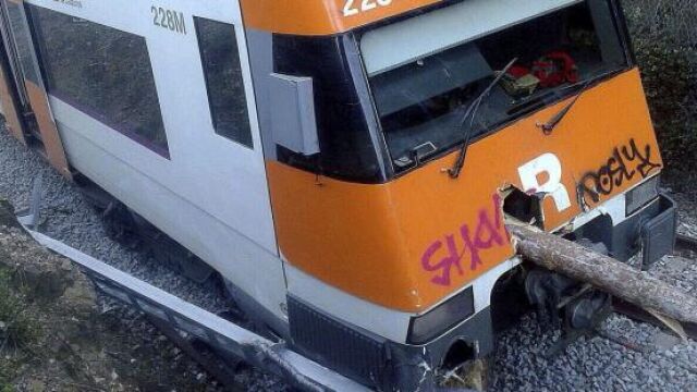 Un maquinista ha resultado herido al chocar el tren contra los árboles caídos por el viento entre las estaciones de Les Franqueses y Centelles (Barcelona)