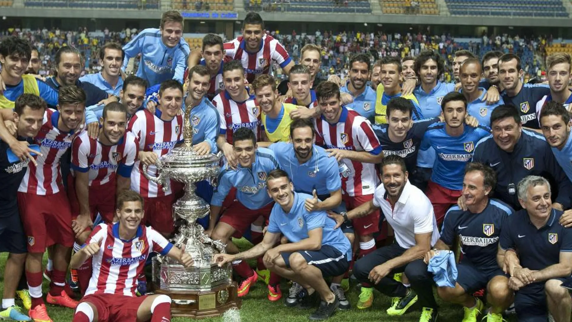 Los jugadores del Atlético de Madrid posando con el Trofeo Carranza.