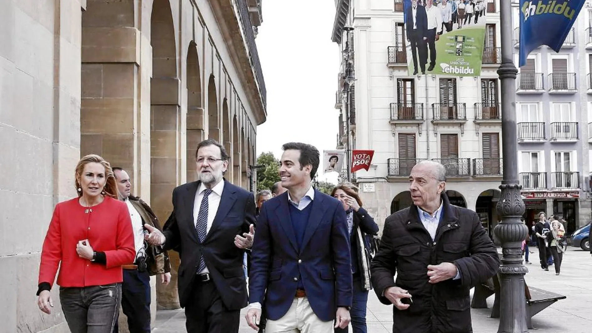 El presidente del Gobierno, por las calles de Pamplona acompañado por los candidatos del PP en Navarra