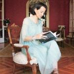 Clara Rojas, con un ejemplar de «Cautiva» (Mosaico) en la Embajada de Colombia