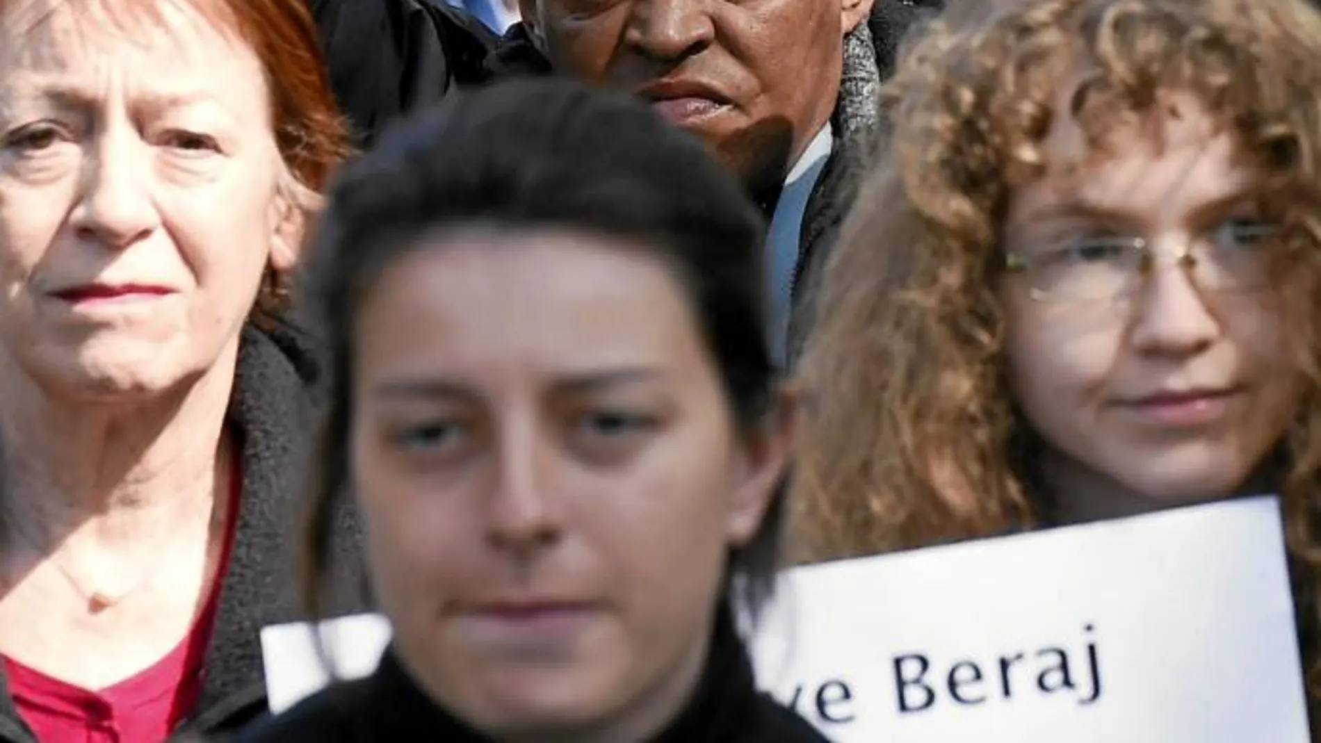 Un hombre se pregunta en un cartel «¿Cuántos más?» durante una marcha frente a la Cumbre migratoria de la UE en Bruselas