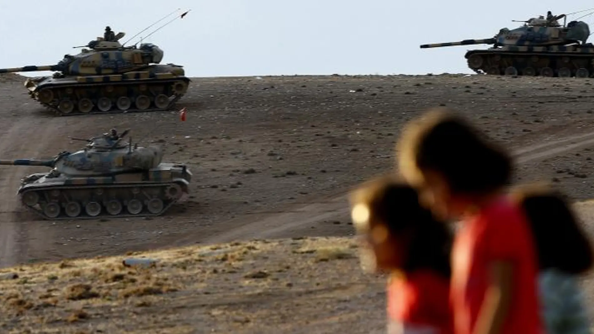 Tanques del ejército turco patrullan la zona de Sanliurfa (Turquía).