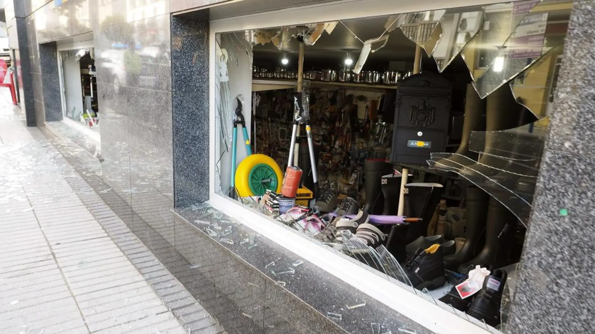 Un escaparate roto de un comercio cercano al Ayuntamiento. EFE/Eliseo Trigo