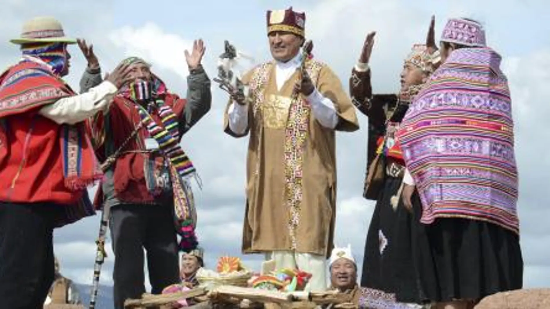 Morales ecibió el miércoles la bendición de los sabios indígenas en una ceremonia celebrada en la ciudad sagrada de Tiwanaku